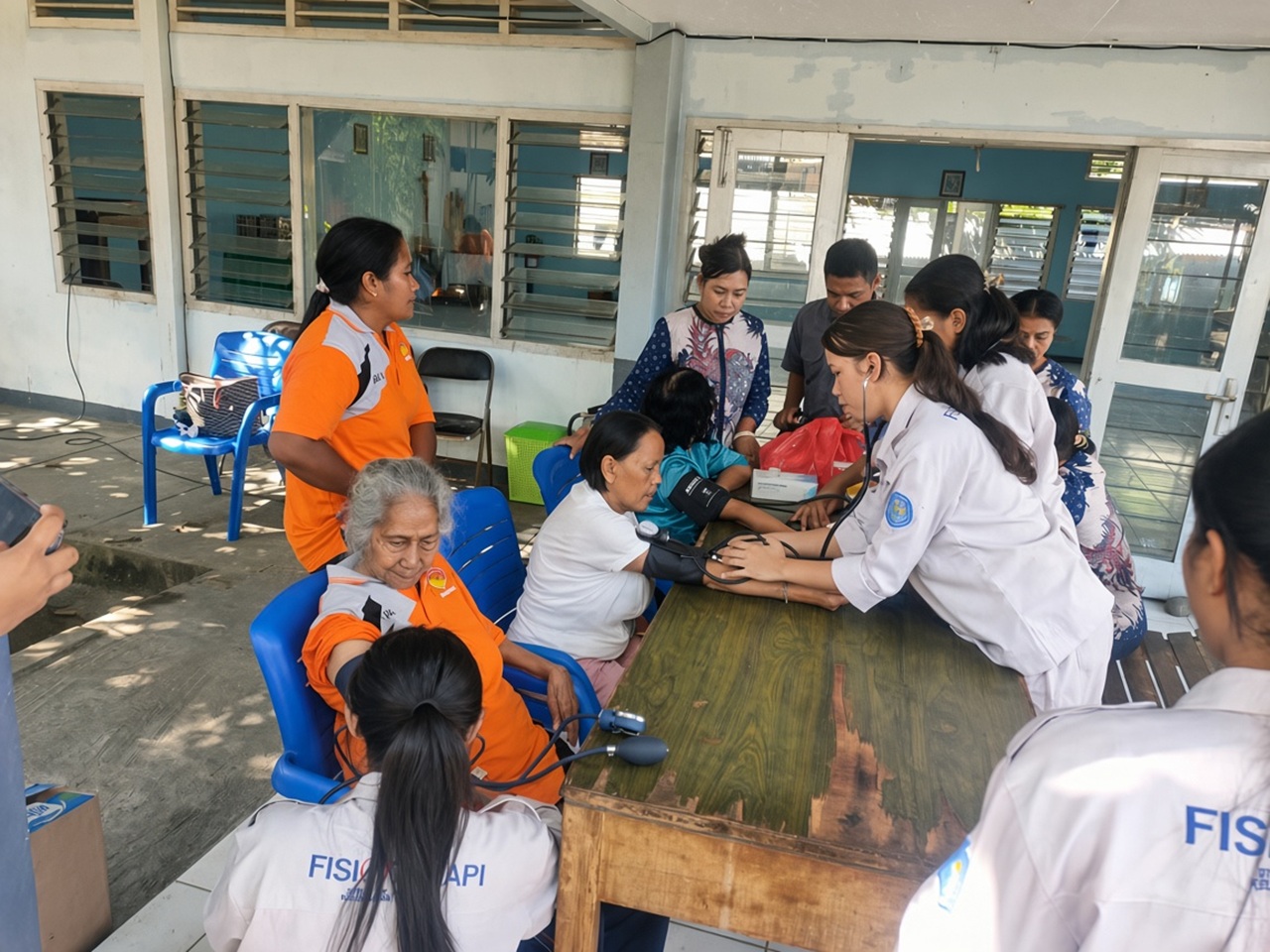 PEDULI KORBAN GEMPA FLORES, STIKES ST. ELISABETH MAUMERE GELAR PEMERIKSAAN KESEHATAN DAN FISIOTERAPI DI PANTI JOMPO PADU WAU